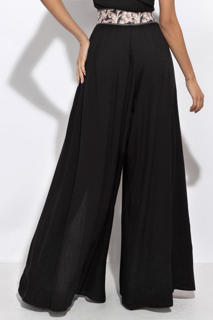 BLACK VISCOSE PANTS WITH ELASTIC WAIST IN BAROQUE PEARL AND SLITS - ESSENTIALS JIORO ЧЕРЕН ПАНТАЛОН ОТ ВИСКОЗА С ЛАСТИК В ТАЛИЯТА BAROQUE PEARL – ESSENTIALS JIORO
