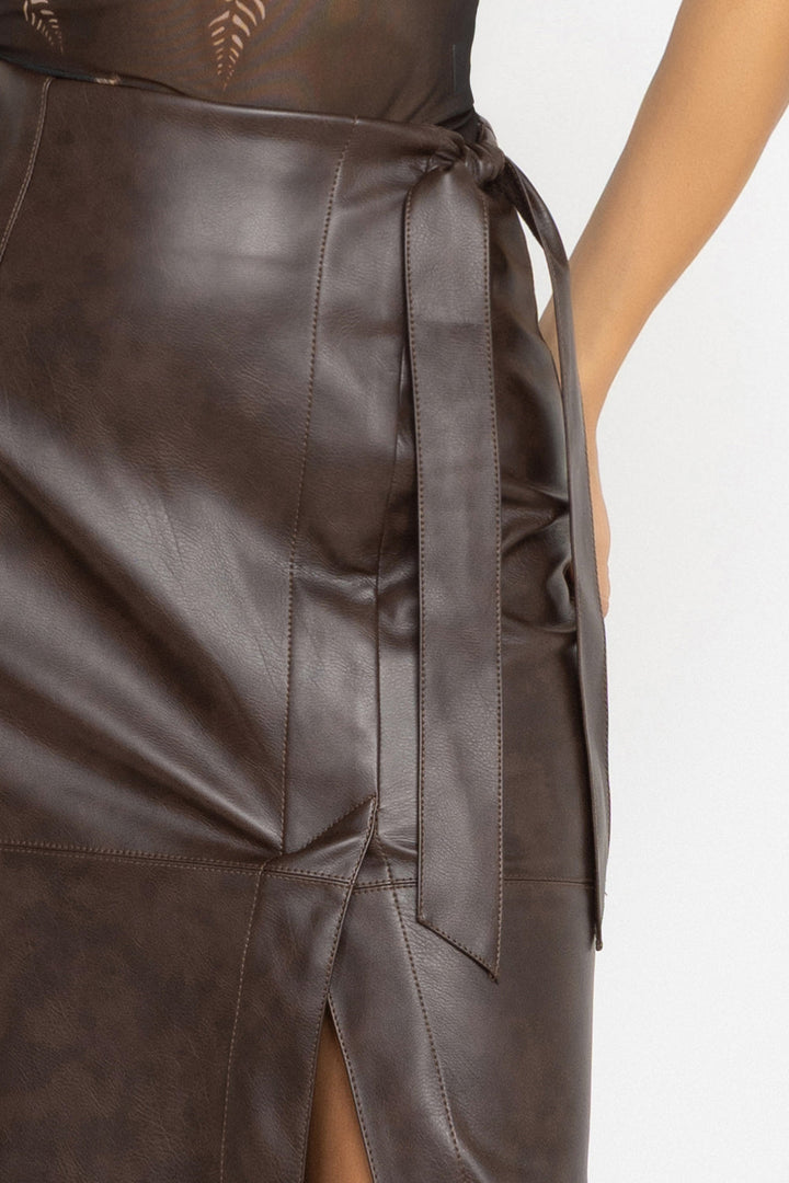 ASYMMETRIC A-LINE SKIRT IN LEATHER-EFFECT BROWN - ESSENTIALS JIORO АСИМЕТРИЧНА ПОЛА А-ЛИНИЯ С ЕФЕКТ НА КОЖА В КАФЯВО - ESSENTIALS JIORO