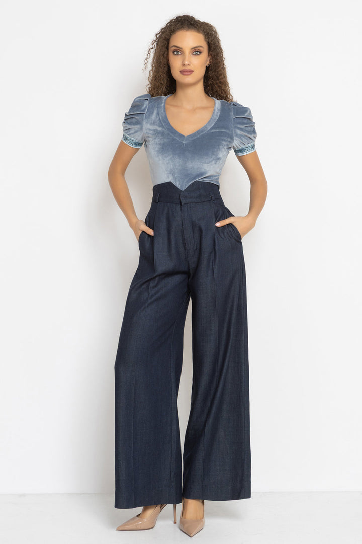 VELVET BLOUSE WITH PUFF SLEEVES AND V-NECKLINE IN STEEL GREY - ESSENTIALS JIORO БЛУЗА ОТ КАДИФЕ С НАБРАН КЪС РЪКАВ И V ДЕКОЛТЕ В СТОМАНЕНО СИВО - ESSENTIALS JIORO