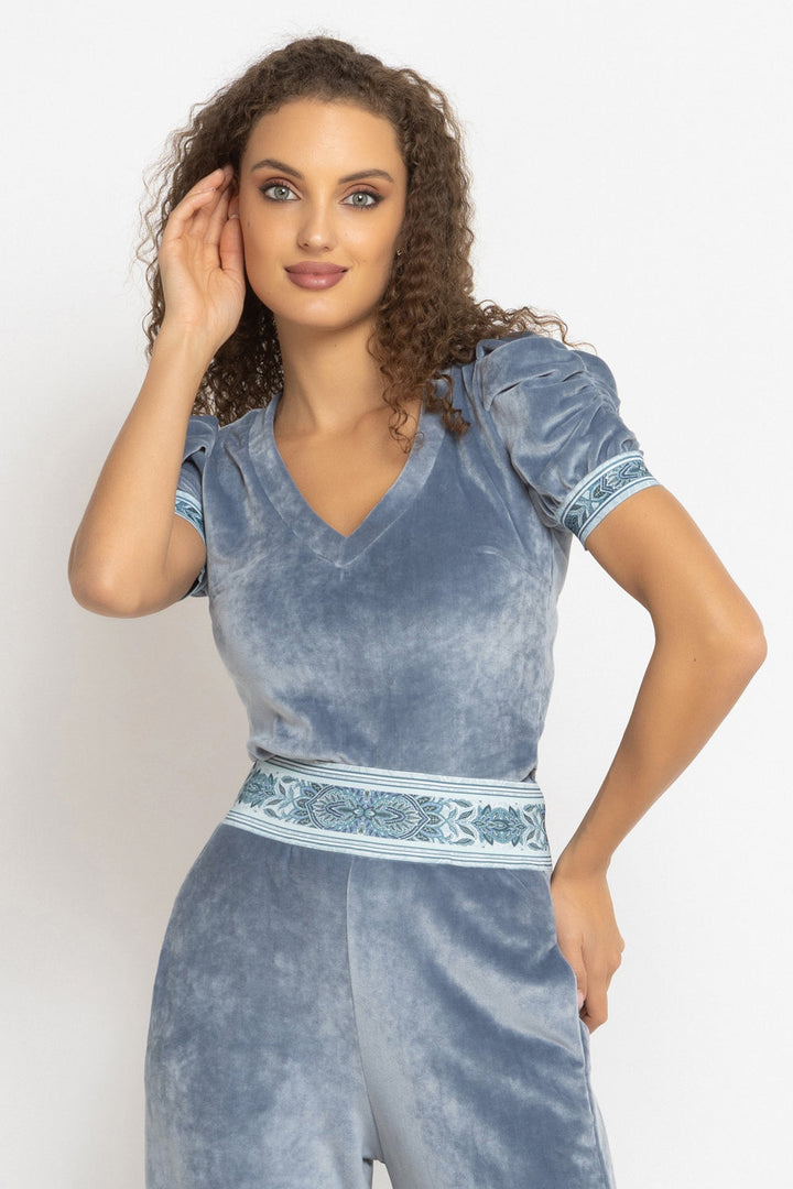 VELVET BLOUSE WITH PUFF SLEEVES AND V-NECKLINE IN STEEL GREY - ESSENTIALS JIORO БЛУЗА ОТ КАДИФЕ С НАБРАН КЪС РЪКАВ И V ДЕКОЛТЕ В СТОМАНЕНО СИВО - ESSENTIALS JIORO