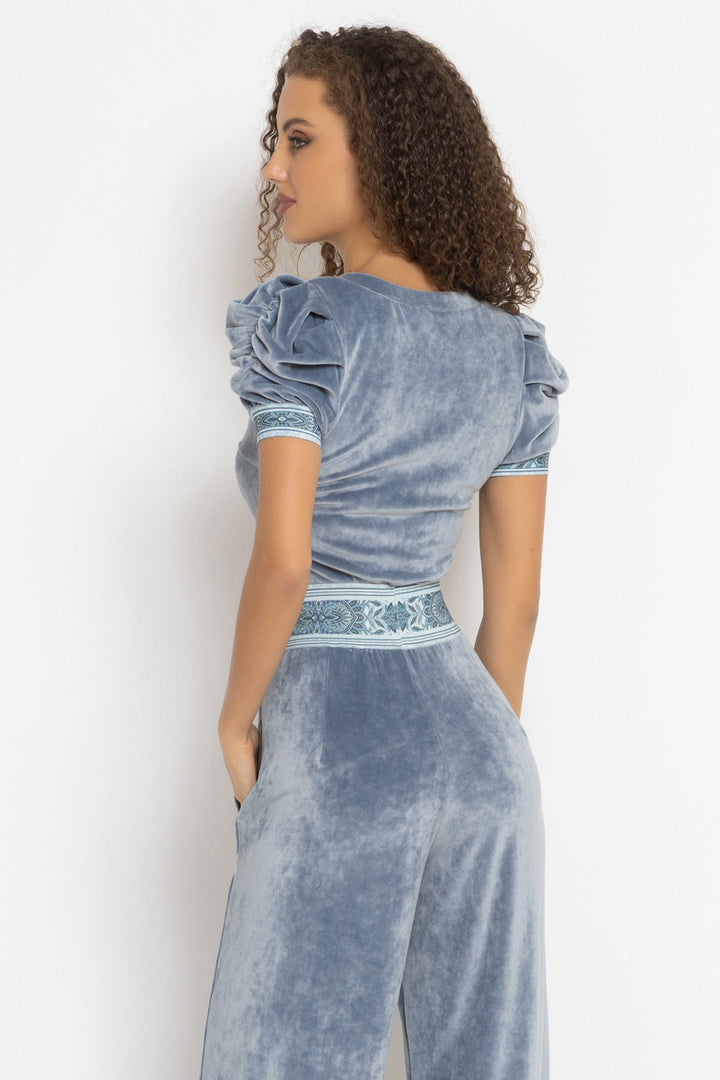 VELVET BLOUSE WITH PUFF SLEEVES AND V-NECKLINE IN STEEL GREY - ESSENTIALS JIORO БЛУЗА ОТ КАДИФЕ С НАБРАН КЪС РЪКАВ И V ДЕКОЛТЕ В СТОМАНЕНО СИВО - ESSENTIALS JIORO