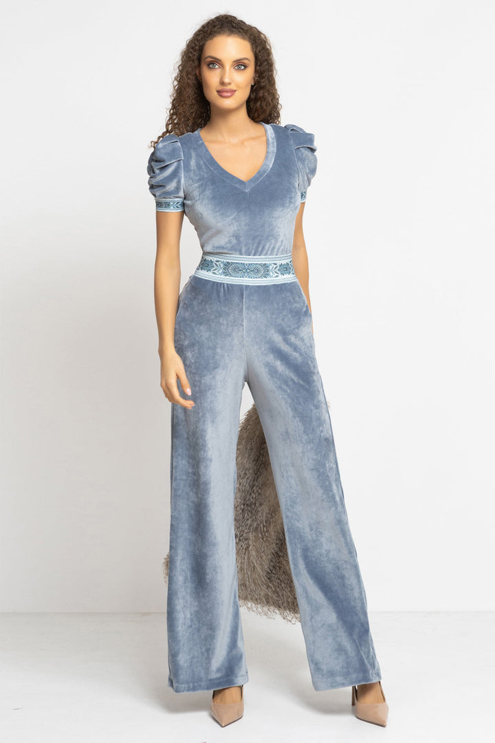 VELVET BLOUSE WITH PUFF SLEEVES AND V-NECKLINE IN STEEL GREY - ESSENTIALS JIORO БЛУЗА ОТ КАДИФЕ С НАБРАН КЪС РЪКАВ И V ДЕКОЛТЕ В СТОМАНЕНО СИВО - ESSENTIALS JIORO
