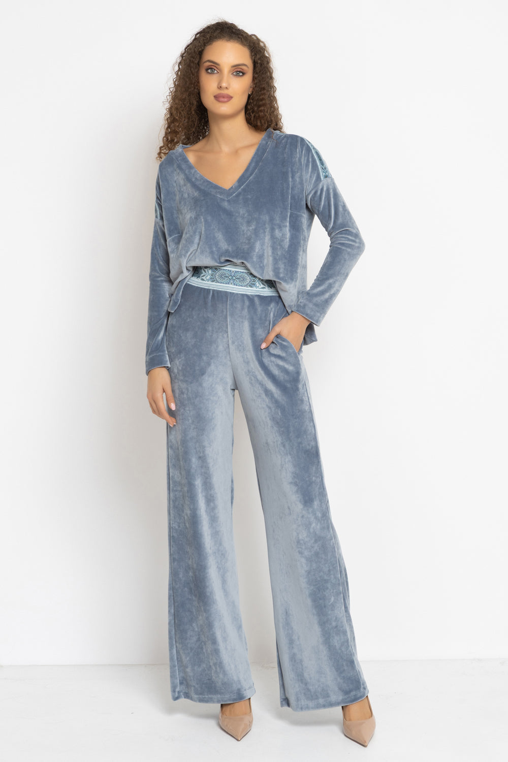 VELVET WIDE-LEG TROUSERS WITH ELASTIC WAIST IN STEEL GREY - ESSENTIALS JIORO БЛУЗА ОТ КАДИФЕ С НАБРАН КЪС РЪКАВ И V ДЕКОЛТЕ В СТОМАНЕНО СИВО - ESSENTIALS JIORO