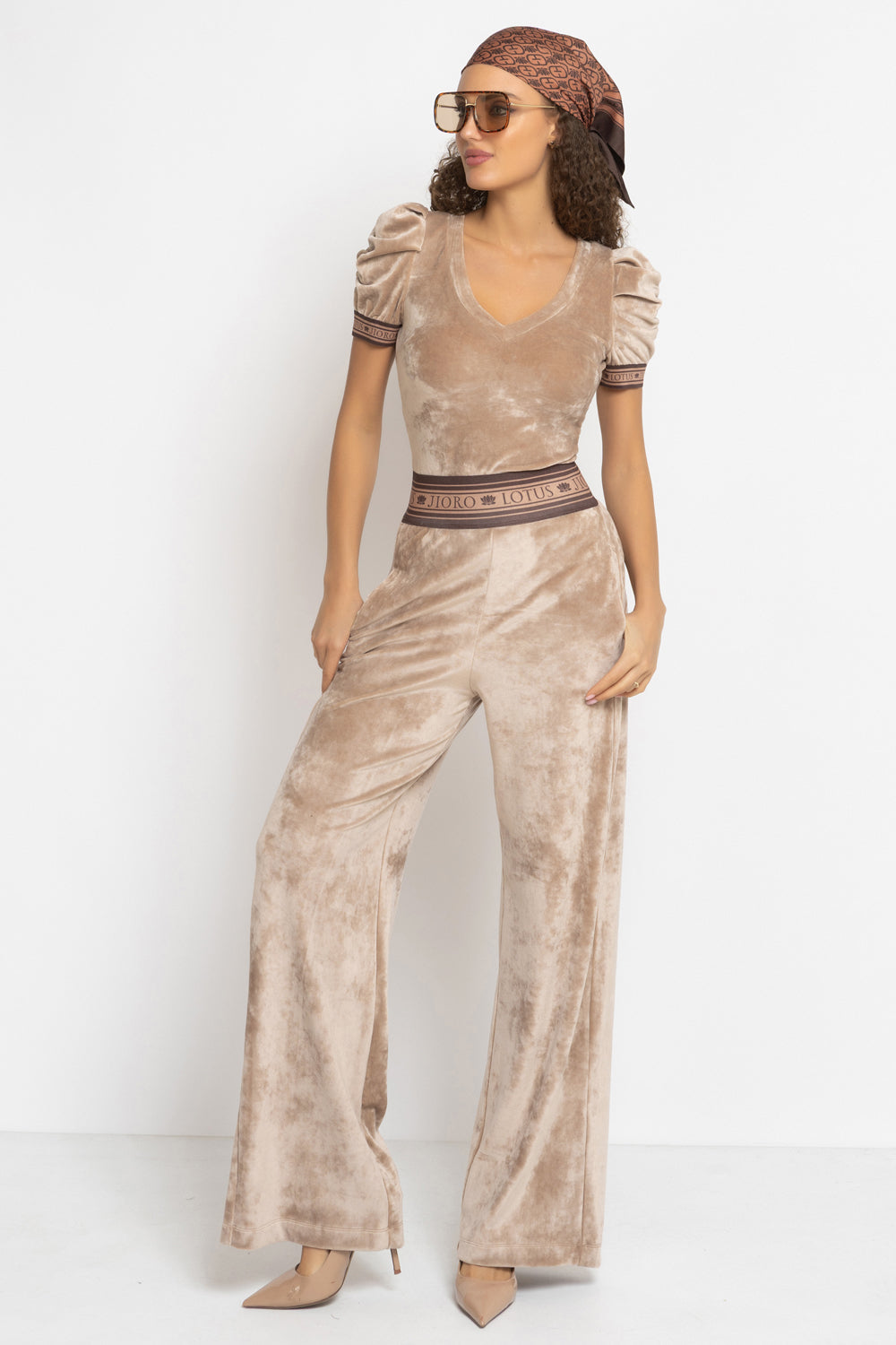 VELVET BLOUSE WITH PUFF SLEEVES AND V-NECKLINE IN BEIGE - ESSENTIALS JIORO БЛУЗА ОТ КАДИФЕ С НАБРАН КЪС РЪКАВ И V ДЕКОЛТЕ В БЕЖОВО - ESSENTIALS JIORO