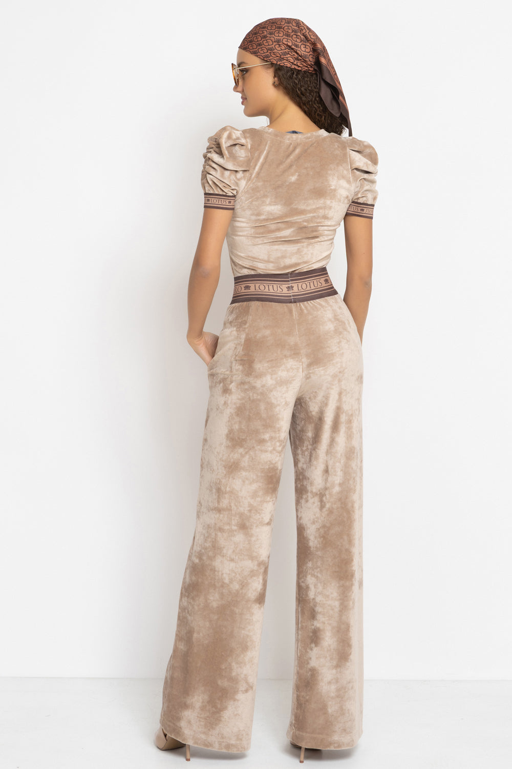 VELVET BLOUSE WITH PUFF SLEEVES AND V-NECKLINE IN BEIGE - ESSENTIALS JIORO БЛУЗА ОТ КАДИФЕ С НАБРАН КЪС РЪКАВ И V ДЕКОЛТЕ В БЕЖОВО - ESSENTIALS JIORO
