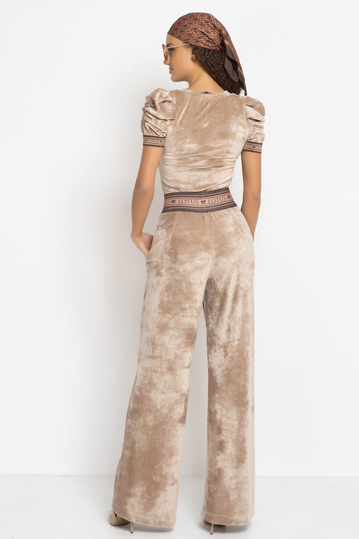 VELVET BLOUSE WITH PUFF SLEEVES AND V-NECKLINE IN BEIGE - ESSENTIALS JIORO БЛУЗА ОТ КАДИФЕ С НАБРАН КЪС РЪКАВ И V ДЕКОЛТЕ В БЕЖОВО - ESSENTIALS JIORO