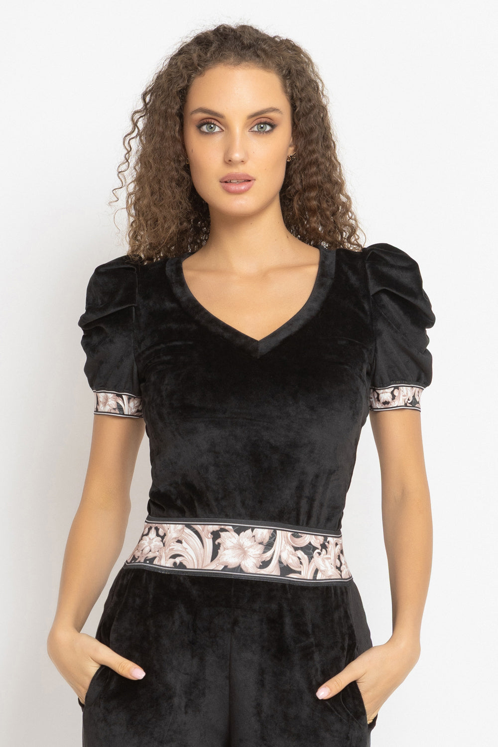 VELVET BLOUSE WITH PUFF SLEEVES AND V-NECKLINE IN BLACK - ESSENTIALS JIORO БЛУЗА ОТ КАДИФЕ С НАБРАН КЪС РЪКАВ И V ДЕКОЛТЕ В ЧЕРНО - ESSENTIALS JIORO