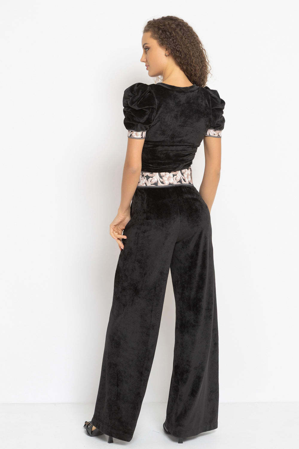 VELVET BLOUSE WITH PUFF SLEEVES AND V-NECKLINE IN BLACK - ESSENTIALS JIORO БЛУЗА ОТ КАДИФЕ С НАБРАН КЪС РЪКАВ И V ДЕКОЛТЕ В ЧЕРНО - ESSENTIALS JIORO