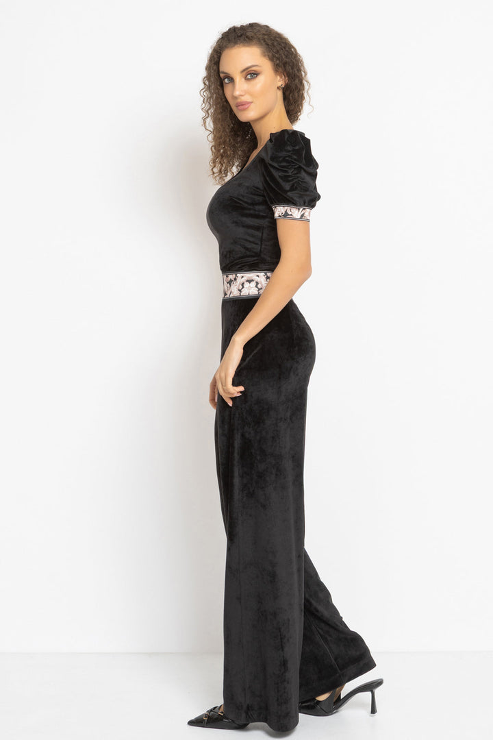VELVET BLOUSE WITH PUFF SLEEVES AND V-NECKLINE IN BLACK - ESSENTIALS JIORO БЛУЗА ОТ КАДИФЕ С НАБРАН КЪС РЪКАВ И V ДЕКОЛТЕ В ЧЕРНО - ESSENTIALS JIORO