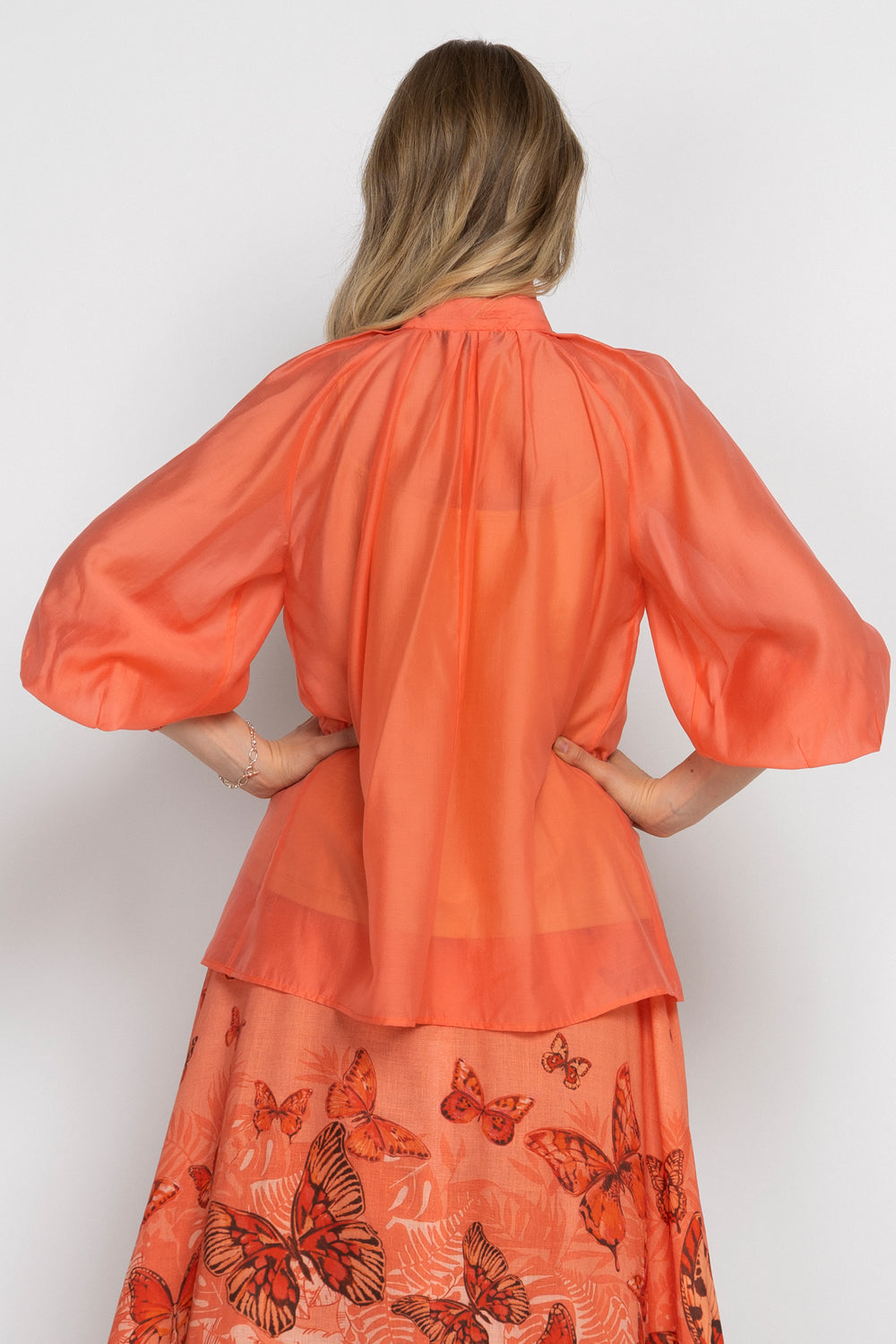 BOHEMIAN PAPAYA LYOCELL BLOUSE WITH PUFF SLEEVES AND TIE-FRONT COLLAR - ESSENTIALS JIORO БОХЕМСКА РИЗА ОТ ЛИОЦЕЛ В ЦВЯТ ПАПАЯ С БОГАТИ РЪКАВИ И ВРЪЗКА - ESSENTIALS JIORO