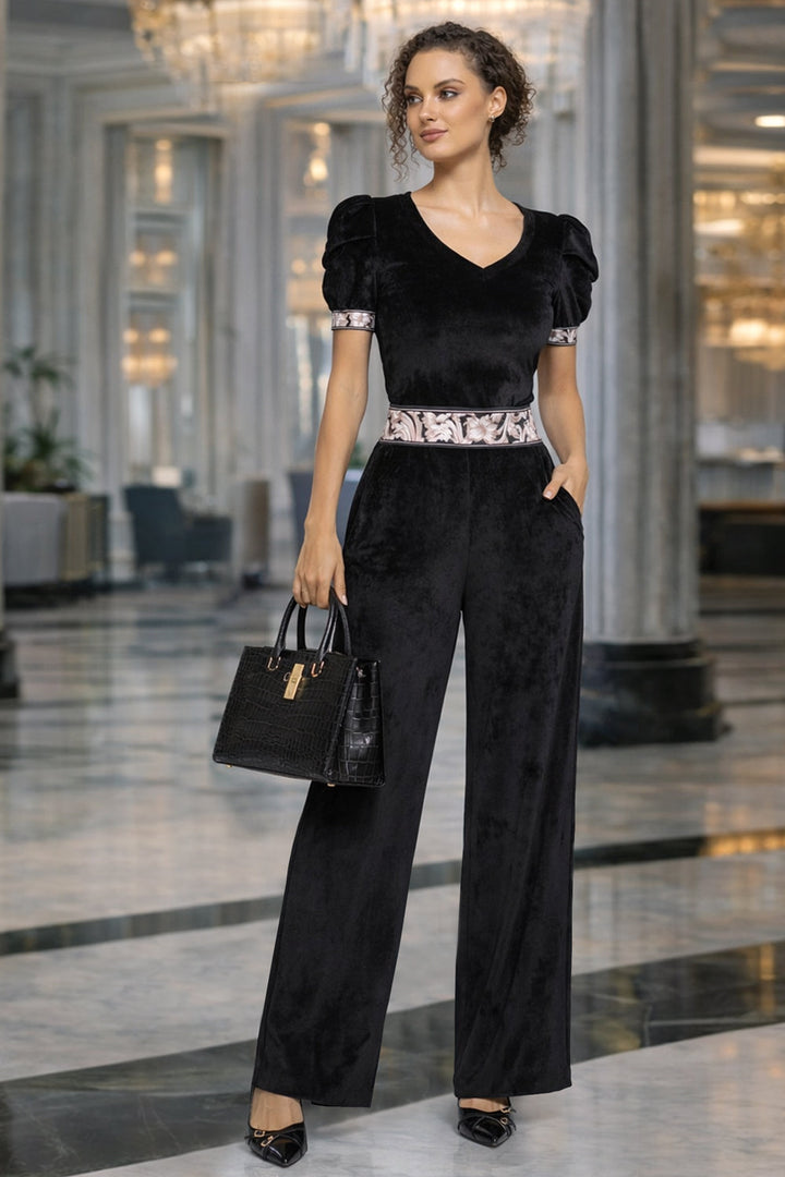 VELVET BLOUSE WITH PUFF SLEEVES AND V-NECKLINE IN BLACK - ESSENTIALS JIORO БЛУЗА ОТ КАДИФЕ С НАБРАН КЪС РЪКАВ И V ДЕКОЛТЕ В ЧЕРНО - ESSENTIALS JIORO