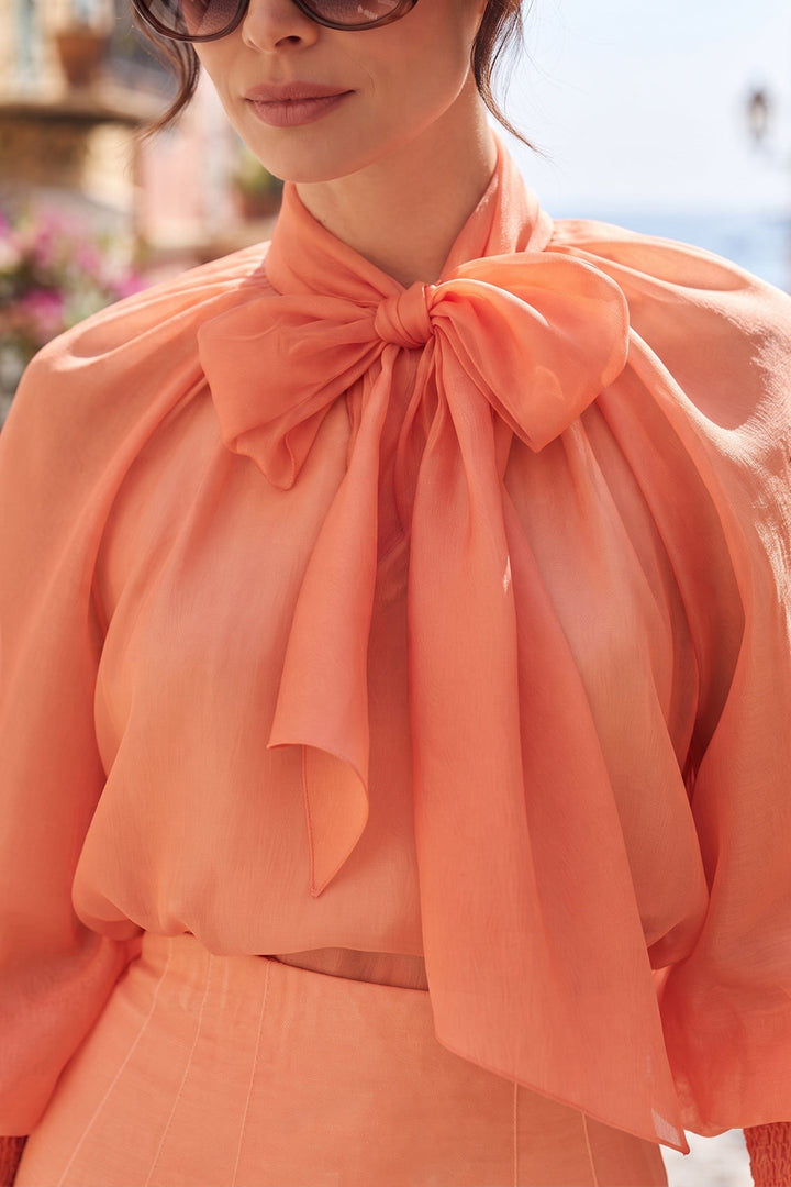 BOHEMIAN PAPAYA LYOCELL BLOUSE WITH PUFF SLEEVES AND TIE-FRONT COLLAR - ESSENTIALS JIORO БОХЕМСКА РИЗА ОТ ЛИОЦЕЛ В ЦВЯТ ПАПАЯ С БОГАТИ РЪКАВИ И ВРЪЗКА - ESSENTIALS JIORO