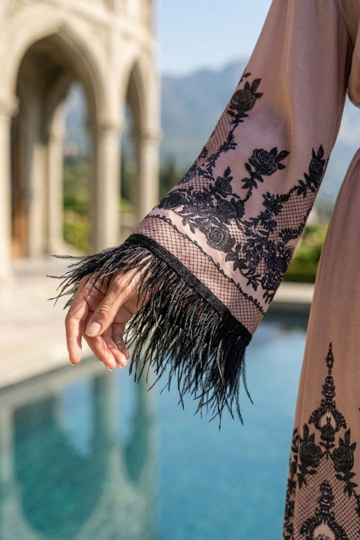 CAFTAN EN SATIN DE VISCOSE AVEC PLUMES - GRAFFITI POWDER