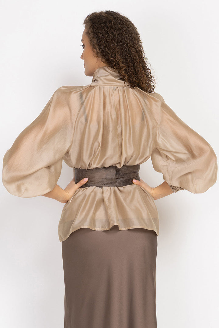 BOHEMIAN BEIGE LYOCELL BLOUSE WITH PUFF SLEEVES AND TIE-FRONT COLLAR - ESSENTIALS JIORO БОХЕМСКА РИЗА ОТ ЛИОЦЕЛ В БЕЖОВО С БОГАТИ РЪКАВИ И ВРЪЗКА - ESSENTIALS JIORO